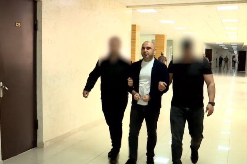 Председатель политсовета партии Единое нацдвижение Леван Хабеишвили задержан по обвинению в публичном обещании взяток сотрудникам правоохранительных органов По данным СГБ Хабеишвили публично обещал силовикам 200 тыс если те не будут исполнять свои обязанности во время акций протеста Действия политика носили продолжительный характер Хабеишвили грозит от 4 до 7 лет лишения свободы Кроме него был задержан также политик Муртаз Зоделава Он обвиняется в попытке скрыть телефон Хабеишвили и применении насилия в отношении сотрудников СГБ За эти действия ему грозит от 2 до 5 лет заключения Sputnik Грузия Telegram Сайт VK OK Дзен