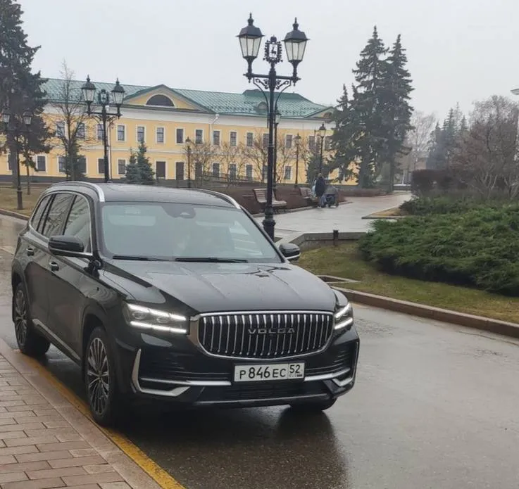 Первый зарегистрированный кроссовер Volga K50 активно ездит по Нижнему Новгороду и его достаточно часто фотографируют прохожие в разных местах Дром утверждает что эта машина принадлежит физлицу Этот канал можно читать в МАХ