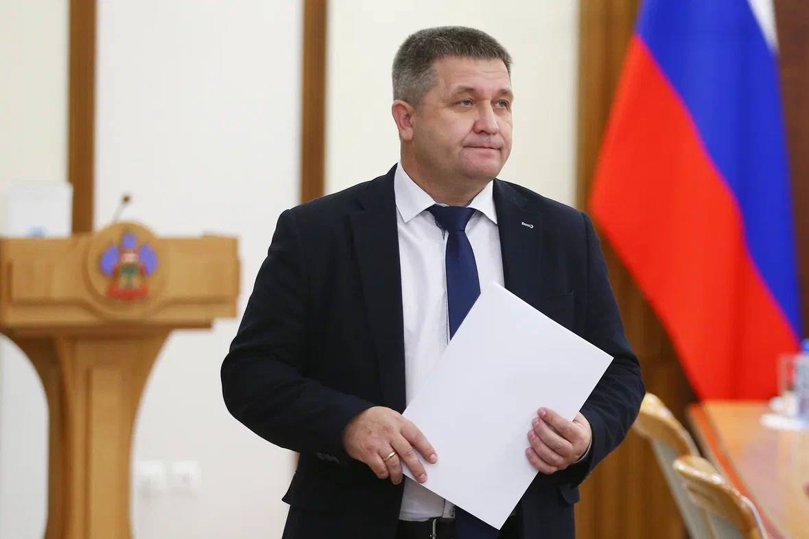 В краевой администрации прошло заседание антитеррористической комиссии и оперативного штаба Краснодарского края Совещание состоялось под председательством губернатора Вениамина Ивановича Кондратьева и начальника УФСБ РФ по краю Леонида Михайлюка. Принял участие в заседании вместе с другими заместителями главы региона, руководителями силовых структур, главами министерств и профильных ведомств. Губернатор поблагодарил оперативные службы, правоохранителей за слаженную работу в период празднования Дня России и призвал быть готовыми к возможным чрезвычайным ситуациям, особенно в летний период. Главам муниципалитетов поручили проверить работу систем оповещения и связи. – Благодарен оперативным службам, правоохранительным органам, командам муниципалитетов за слаженную работу в период празднования Дня России. В настоящее время нам удается сохранять обстановку в крае стабильной и контролируемой, но мы не должны расслабляться. Летом к нам едут гости со всей страны. И мы обязаны обеспечить их безопасность. Все силы и средства должны быть готовы среагировать на возможные чрезвычайные ситуации. Считаю неправильно перекладывать ответственность полностью на правоохранителей. Главы муниципалитетов должны быть активно вовлечены в эту работу. Проверьте системы оповещения и связи, а также обеспеченность всем необходимым в местах временного размещения. Важно быть готовыми к любому сценарию и всем вместе работать на предупреждение, – сказал Вениамин Кондратьев. О высоком уровне выстроенной на Кубани системы безопасности и противодействия террористическим актам высказался начальник краевого УФСБ. – От каждого из нас зависит результат работы. Это понимание должно быть у всех. У каждого свой участок ответственности, но вместе мы обеспечиваем выполнение общей задачи, а именно – безопасности в регионе, – подчеркнул Леонид Михайлюк. Также обсудили вопрос обеспечения безопасности детского отдыха в период летних каникул. В охране общественного порядка совместно с сотрудниками полиции участвуют 47 казачьих дружин, в которых состоит более 1,5 тыс. человек. Они обеспечивают правопорядок на улицах, в общественных местах, в том числе и на объектах транспорта. Казаки также дежурят на ряде стационарных постов ДПС. В период государственных и православных праздников, федеральных, всероссийских мероприятий, фестивалей, акций на охрану общественного порядка дополнительно выходят свыше 7 тыс. казаков Кубанского казачьего войска.