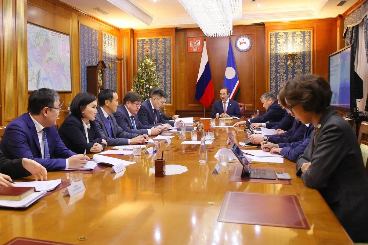 Глава Якутии Айсен Николаев провел совещание по предварительным итогам финансово хозяйственной деятельности ПАО Ленское объединенное речное пароходство за 2025 год и планам предприятия на 2026 год Несмотря на непростые условия навигации пароходство выполнило свою ключевую задачу полностью обеспечило северный завоз Все необходимые грузы доставлены вовремя работа флота была организована четко и надежно Финансовая ситуация предприятия требует внимания Накопленные обязательства прошлых лет и несвоевременные расчеты отдельных заказчиков создают дополнительную нагрузку Поручил правительству республики и профильным министерствам ускорить работу по выстраиванию расчётной дисциплины со стороны основных заказчиков