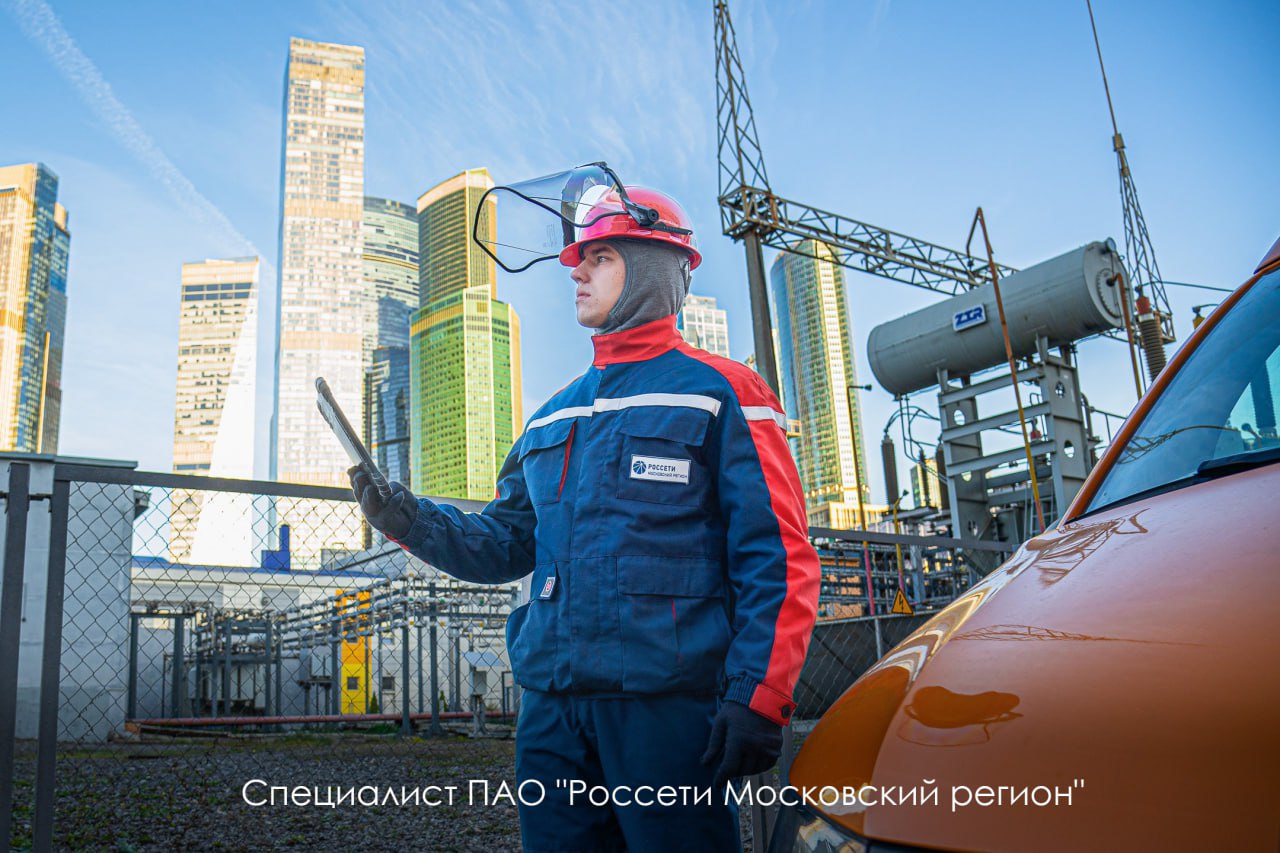 Тепло, свет и надёжность: модернизируем систему энергоснабжения столицы Это помогает обеспечить стабильную работу всей энергосистемы Москвы, включающей 145 тыс. км линий электропередачи, 188 питающих центров и 23 тыс. распределительных и трансформаторных подстанций. При этом постоянно снижается потребление энергоресурсов. В этом году мы сосредоточены на повышении эффективности и безопасности энергосистемы, создании дополнительных резервов мощности. Для этого проводим масштабные работы: модернизацию четырёх теплоэлектроцентралей ТЭЦ-21, ТЭЦ-22, ТЭЦ-23, ТЭЦ-25 , что позволит продлить срок службы оборудования и снизить удельный расход топлива; реконструкцию двух исторических подстанций — "Центральной" и "Раушской" и одной в ТиНАО — "Лебедево". Уже закончили: реконструкцию подстанции "Гольяново"; замену кабельных линий под Москвой-рекой, проложенных 70 лет назад. До конца года планируем обновить больше 350 км кабельных линий и проложить свыше 80 км резервных линий для распределительных и трансформаторных подстанций.