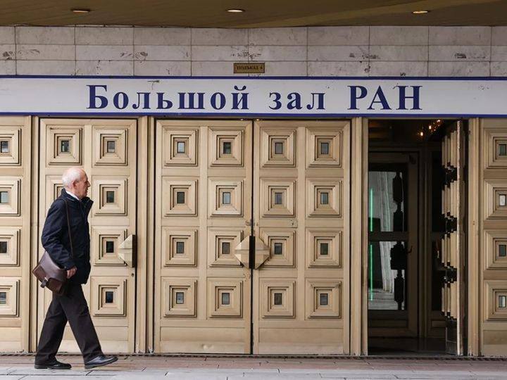 Двух ученых Российской академии наук РАН — профессора Елену Березович и директора Института русского языка имени Виноградова Федора Успенского — не избрали в академики из-за подписи под антивоенным письмом Против принятия ученых в академики открыто выступил академик РАН, генеральный конструктор «Конструкторского бюро машиностроения» Валерий Кашин. Он напомнил, что Березович и Успенский в 2022 году подписали «открытое письмо в поддержку Украины и против СВО». «Прошло три года. Что творится на Украине с русским языком и литературой, мы все видим. Березович — заведующая кафедрой русского языка, Успенский — директор института. Они должны как-то реагировать, они поменяли свою позицию или остались на той же позиции. По крайней мере, в открытой пресс я ничего такого не наблюдал», — сказал Кашин. Гуд Афтенун Новости