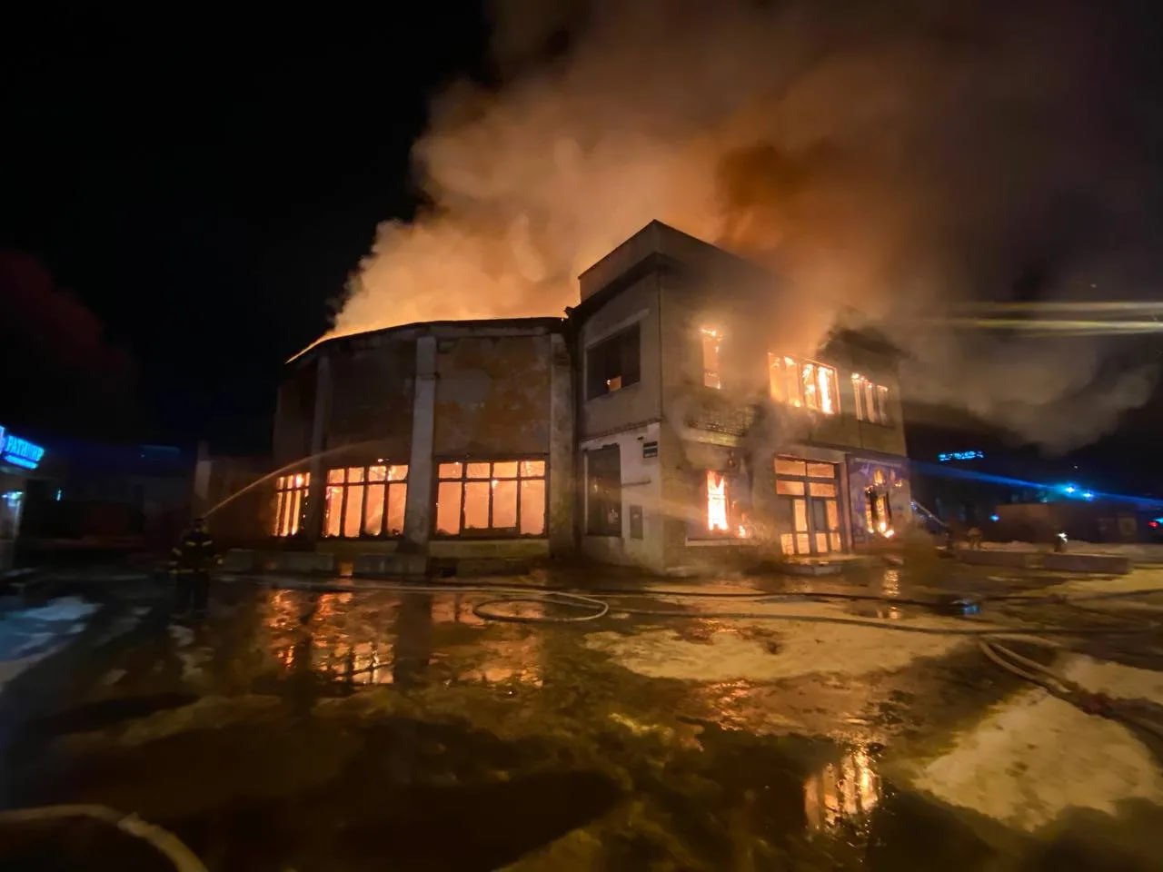 Ночью в Уссурийске сгорел цирк Здание много лет стоит без ремонта мэр обещал восстановить легендарное место но так и не случилось По данным МЧС в настоящее время открытое горение ликвидировано на площади около 700 квадратным метров проводится разборка и проливка конструкций Погибших и пострадавших нет Всего в тушении задействовано 12 единиц техники и 34 человека личного состава Фото МЧС России в Приморье dalnevostochnyi