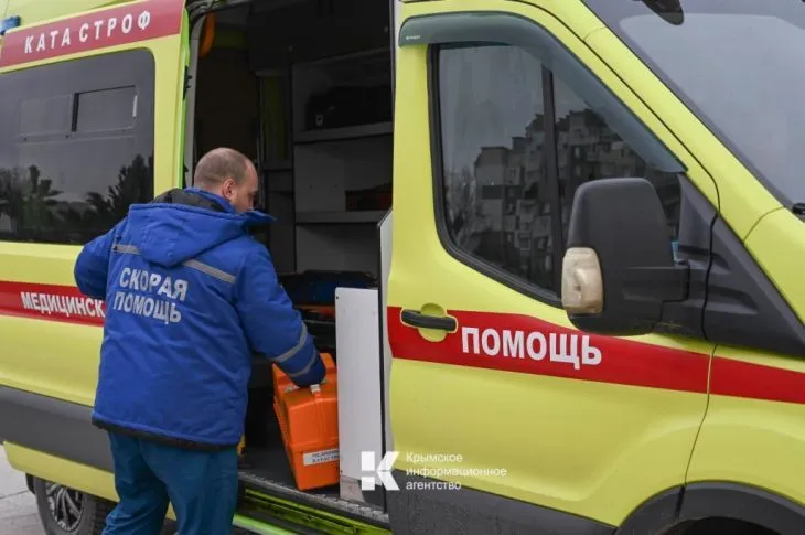 В Крыму в руках у четвероклассника взорвался неопознанный предмет В результате срабатывания взрывного устройства в Советском районе пострадал четвероклассник Об этом корреспонденту Крымского информационного агентства сообщили в Минобразе РК Инцидент произошёл 3 мая Известно что мальчик подобрал неизвестный предмет в заброшенном здании а спустя две секунды устройство взорвалось у него в руках ЧИТАЙТЕ ТАКЖЕ Из Херсонской области в Крым доставили троих детей пострадавших при атаке ВСУ Мальчик гуляя со своим другом собирал жестяные банки в заброшенном здании Среди банок он заметил предмет похожий на деталь от гранаты и положил его в карман Позже выйдя из заброшенного здания мальчик вытащил гранату из кармана и выдернул чеку думая что она не взорвётся Спустя 2 се Подробнее