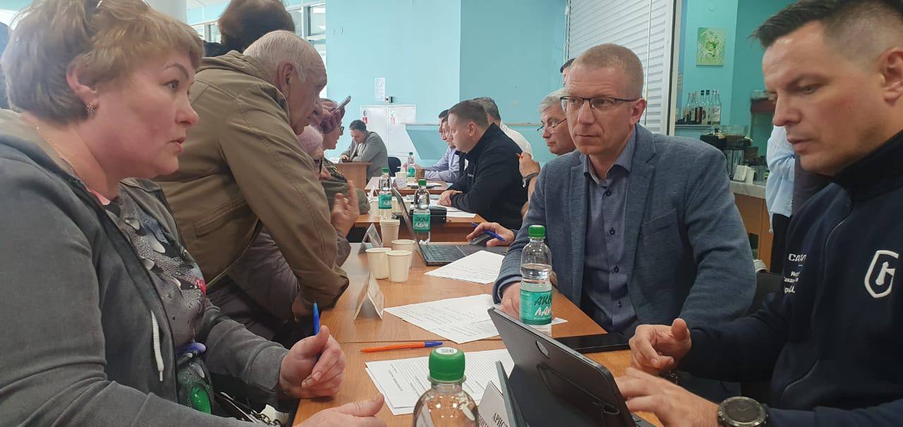 И.о. руководителя Госжилинспекции Сахалинской области Юрий Дробышев провел приём граждан по вопросам предоставления коммунальных услуг и содержания жилищного фонда в Курильске Приём жителей Курильского района прошел 30 мая по поручению губернатора Сахалинской области Валерия Лимаренко. В ходе мероприятия жители муниципалитета могли обратиться к руководителям региональных органов исполнительной власти по различным вопросам. Курильчан волновали темы содержания общего имущества многоквартирных домов, ремонта в подъездах и подвалах. Проработали часть обращений во время встречи. Одно взял в работу. По нему будет проведена проверка и дан письменный ответ заявителю. Решение вопроса находится на личном контроле, — отметил Юрий Дробышев. По окончании приема руководителями областных органов исполнительной власти на вопросы жителей ответил губернатор Валерий Лимаренко.