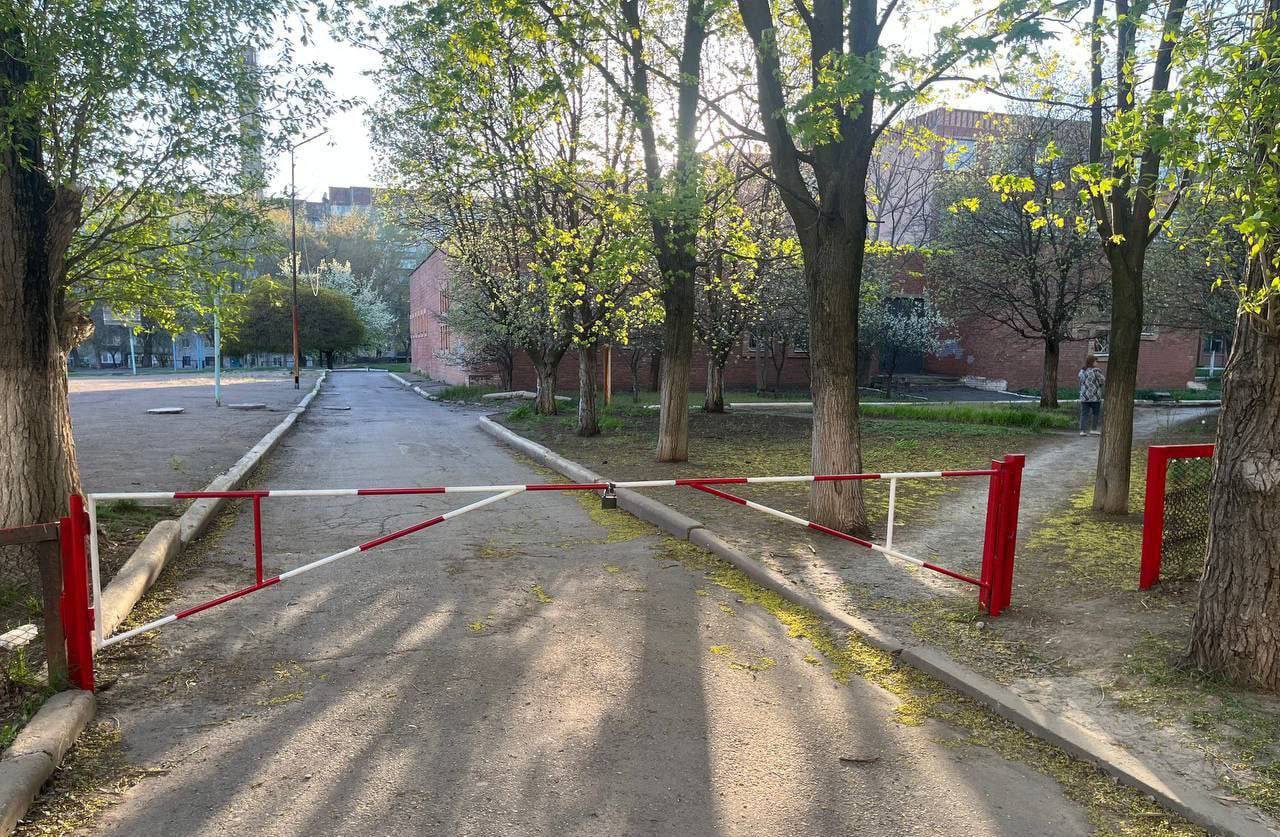 К 1 сентября в школах ДНР появятся новые защитные ограждения В частности, проезд для машин закроют на территории 32 школ в Горловке, Донецке, Макеевке, Харцызске и Старобешево. Средства на оборудование уже выделены, сообщил Глава ДНР Денис Пушилин по итогам еженедельного оперативного совещания. "Поручил главам муниципалитетов уже сейчас приступить к установке ограничителей, чтобы к 1 сентября в школах был налажен безопасный учебный процесс", - отметил Глава региона. Подписаться