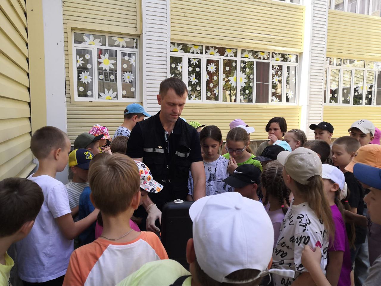 В Волгодонске эксперт-криминалист и кинологи организовали мастер-классы для школьников во время летних каникул Полицейские рассказали воспитанникам пришкольных лагерей об особенностях своей работы и напомнили правила безопасного поведения летом. В школе № 5 города Волгодонска в рамках профилактической работы старший эксперт-криминалист Межмуниципального управления МВД России «Волгодонское» майор полиции Сергей Кольцов встретился с воспитанниками пришкольного лагеря. Эксперт познакомил детей с некоторыми тонкостями своей работы, рассказал о роли экспертно-криминалистического подразделения в раскрытии преступлений. Майор полиции объяснил, как эксперт-криминалист идентифицирует следы на месте происшествия, изучает вещественные доказательства и воссоздает картину происшествия. Не остался без внимания и специальный унифицированный чемодан — незаменимый атрибут любого полицейского эксперта. В нём хранится набор средств, необходимых для фиксации и изъятия следов на местах происшествий. В свою очередь, ребят из школы № 15 посетили полицейские-кинологи. Полицейские рассказали о структуре подразделения, основных направлениях деятельности, условиях содержания животных и тонкостях работы с ними. Сотрудники со своими четвероногими напарниками показали ребятам приемы дрессировки и навыки послушания. Школьникам рассказали о том, какие характеры и повадки бывают у животных. Полицейские продемонстрировали отработку собакой различных команд, подаваемых голосом и жестами. Сотрудники полиции также напомнили ребятам о правилах безопасного поведения в летний период. Школьникам рассказали, как вести себя на дорогах, у водоема, в общественных местах и при общении с незнакомыми людьми. #gumvdro #мвд #мвд61 #МВДРоссии #полиция #ростов #ростовскаяобласть