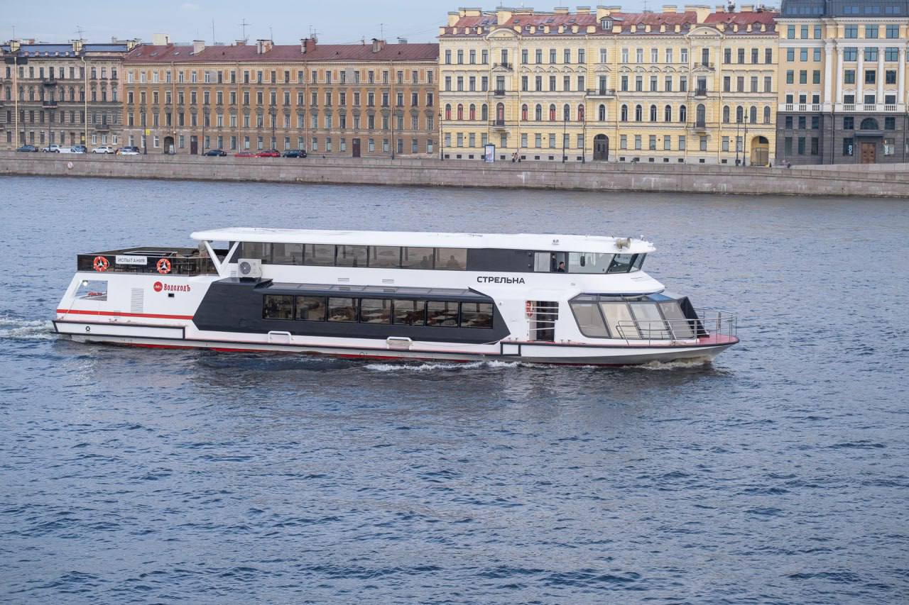 Электросудно «Стрельна» вышло в первый рейс в Петербурге Его построили на верфи «Эмпериум» в Ленинградской области по заказу АО «ВодоходЪ. Пассажирский Порт». Из преимуществ — не создает шума и вибраций при движении, оборудовано гибридной силовой установкой, что увеличивает запас хода на аккумуляторах до 8 часов. Для бронирования доступны три класса мест: бизнес, комфорт и стандарт. На борту работает ресторан. Подробнее
