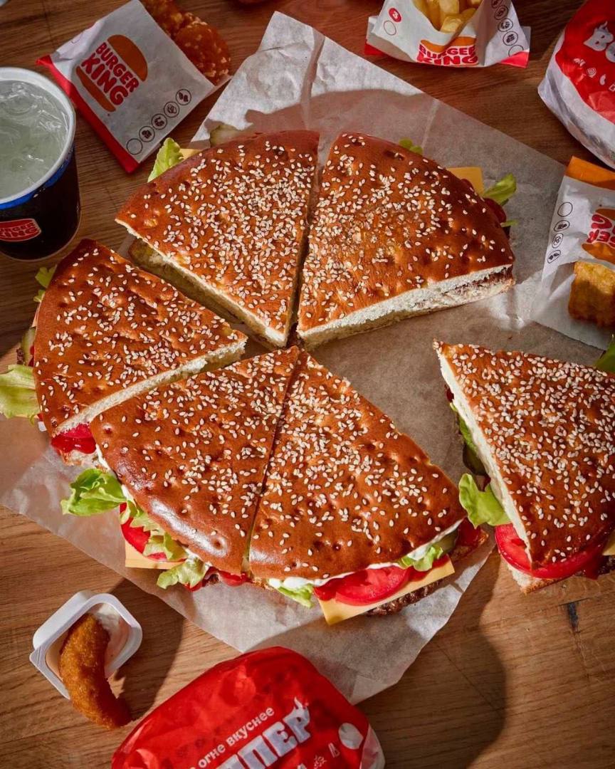 Воппер пиццу завезут в Бургер Кинг уже 29 октября По слухам состав у пиццы такой же как у классических Вопперов но это порция на целую компанию Также пишут что на коробке для воппер пиццы будет напечатана собственная настолка от Бургер Кинга Ждём