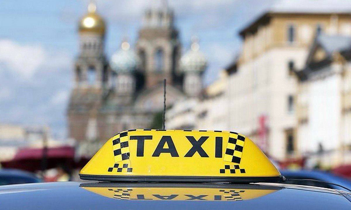 В Петербурге нехватка таксистов может вырасти в полтора раза из-за запрета на работу мигрантов по патентам.  Сейчас городу не хватает более 10 тысяч водителей. Ограничения не затронут иностранцев с ВНЖ, граждан ЕАЭС и тех, кто в реестре перевозчиков. В итоге эксперты прогнозируют рост цен на поездки минимум на 10–15%, а кое-где и выше.        Места СПб       Новости СПб