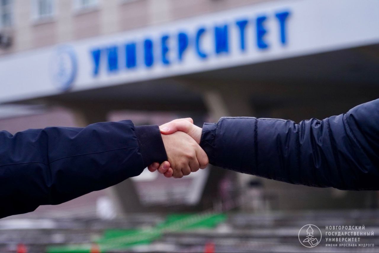 НовГУ подписал соглашение о сотрудничестве с Центром Алмазова — Центр имени Алмазова в Санкт-Петербурге — крупнейшее учреждение здравоохранения подобного типа в Северо-Западном федеральном округе, — подчеркнул ректор НовГУ Юрий Боровиков. — У нас уже есть несколько совместных проектов. В 2024 году мы совместно провели в Великом Новгороде конференцию «Актуальные вопросы сердечно-сосудистых заболеваний и реабилитация», расширили нашу дорожную карту. После подписания соглашения особое внимание мы будем уделять взаимодействию в области микроэлектроники, высоких технологий, искусственного интеллекта в медицине. Также планируем запустить совместные магистерские программы в сферах: роботизированные методы оказания врачебной помощи, большие данные и персонализированная медицина. ↗ Подробнее на сайте → › #университетскаяжизнь