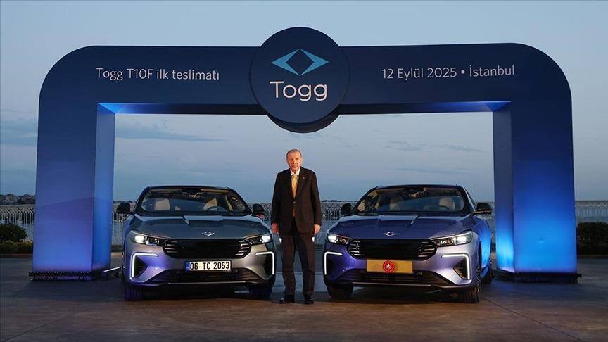 Турецкая компания Togg выходит на немецкий рынок с двумя моделями электромобилей 29 сентября 2025 года через фирменное приложение бренда Trumore стартовал приём предварительных заявок По предоплате в 1000 евро которую можно вернуть если передумал на выбор предлагают две модели кроссовер T10X и лифтбек Togg T10F Первая партия будет ограничена 1000 штук Togg занимает лидирующие позиции на рынке электромобилей в Турции в первой половине 2025 года было продано 17 101 единиц T10X что соответствует доле рынка около 20 В Германии проживает около трех миллионов турок Видимо в расчёте на свою крупнейшую диаспору решили прорубить окно в Европу через Берлин Компания Togg основанная в 2018 году представила свой первый прототип электромобиля в декабре 2019 года T10X Компания запустила массовое производство модели T10X в 2022 году и в следующем году начала поставки клиентам В 2024 году компания также представила прототип фастбэка T10F который запустили в производство в сентябре 2025 года Владельцем первых экземпляров обоих автомобилей стал президент Турции Реджеп Эрдоган которому подарили их бесплатно