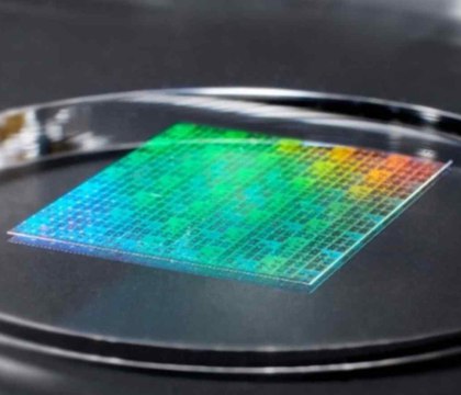 Японская компания DNP работает над материалом для нанопечати чипов по 1 4 нм техпроцессу Как сообщает Nikkei японская компания Dai Nippon Printing DNP работает над созданием специального материала для выпуска полупроводниковой продукции посредством технологии нанопечати К 2027 году DNP планирует наладить выпуск расходников позволяющих создавать таким образом чипы по 1 4 нанометровому техпроцессу используя оборудование Canon