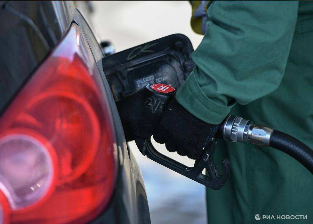 ФАС возбудила дело против независимых АЗС в Крыму Служба выявила признаки заключения картеля между независимыми заправками Об этом со ссылкой на ведомство пишет РИА Новости Возбуждено антимонопольное дело в Крыму в отношении независимых участников розничного рынка топлива В их действиях выявлены признаки заключения картеля цитирует агентство сообщение ФАС Кроме того служба сообщает что поставщики топлива стали снижать цены на бирже АИ 92 подешевел на 11 дизтопливо на 9 6 0   Подписаться на РИА Новости Крым в Telegram MAX VK