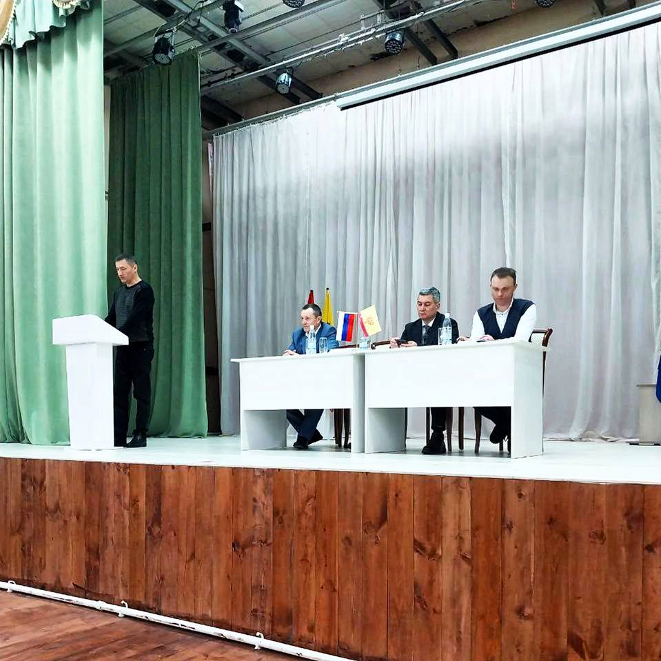 Развитие территории результат общей работы в Ходарском территориальном отделе подвели итоги года 10 февраля состоялось собрание граждан на котором начальник Ходарского территориального отдела Юрий Евграфов представил отчет о проделанной работе за 2025 год и обозначил приоритетные задачи на 2026 й Ходарское сельское поселение это 3003 гектара земли и 4 населенных пункта села Ходары деревни Яндаши Тугасы и Пилешкасы Сегодня здесь проживает 993 человека Главная ценность территории активные жители которые участвуют в местном самоуправлении и помогают делать жизнь в селах комфортнее Главные достижения 2025 года Благодаря программе инициативного бюджетирования удалось реализовать 6 социально значимых проектов Отремонтированы дороги по ул Красная Площадь и ул Новая в с Ходары Проведен ремонт пешеходного перехода через реку Эскидень в с Ходары Обновлено дорожное покрытие в д Яндаши на ул Гагарина от д 1 до конца ул Нагорная и на ул Николаева от д 1 до д 56 В с Ходары обустроена новая современная детская площадка Юрий Евграфов поблагодарил жителей за инициативность и подчеркнул что в планах на 2026 год продолжение благоустройства и решение актуальных вопросов ЖКХ Подробнее читайте на нашем официальном сайте