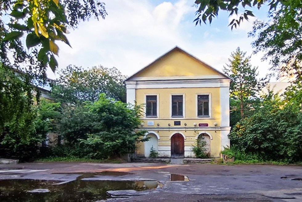 В Вологде продают за рубль дом, где останавливался Петр I В Вологде власти предлагают приобрести исторический дом, связанный с пребыванием Петра I, за символический рубль и с условием перепрофилирования его в отель, санаторий или музей. Так власти пытаются спасти историческое здание от разрушения. Правда, для этого вложить в него придется, по оценке экспертов, минимум полмиллиарда рублей. Смету составили специалисты Главного управления охраны объектов культурного наследия в Вологодской области. Дом ценный, ведь, по историческим данным, в нем в 1724 году останавливался Петр I с Екатериной во время пребывания в Вологде.