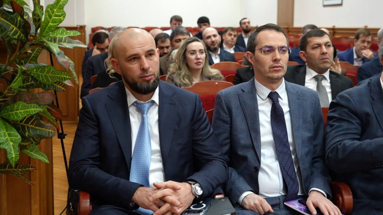 В администрации Махачкалы утвердили масштабную новогоднюю программу Под председательством главы города Джамбулата Салавова прошло плановое совещание на котором представили комплексный план празднования Нового 2026 года Особый акцент на поддержку семей и создание инклюзивной праздничной атмосферы для всех Представила программу которая включает более 150 мероприятий с середины декабря 2025 по середину января 2026 года Ключевые направления подготовки Украшение города установка главной ёлки на площади Ленина и праздничной иллюминации Культура и спорт концерты фестивали театрализованные представления и спортивные события Инфраструктура и безопасность уборка вывоз мусора охрана порядка и бесперебойное энергоснабжение Социальная и семейная программа особое внимание Более 7000 детей из семей участников СВО получат персональные сладкие подарки от имени Главы города Вручение пройдёт в школах и детских садах в привычной и комфортной для детей обстановке 2000 детей из малообеспеченных многодетных семей и семей в трудной жизненной ситуации ждёт особая культурная программа Им подарят билеты на лучшие новогодние представления в городских театрах чтобы их праздник стал настоящей встречей с чудом и искусством Также запланированы мероприятия для детей с ограниченными возможностями здоровья Наша задача создать для каждого жителя атмосферу тепла единства и настоящего праздника Особенно важно поддержать тех чьи отцы защищают нашу Родину и семьи которым сейчас непросто Все службы от культуры до ЖКХ скоординированы для слаженной работы Программа направлена на то чтобы праздник был для всех от детских утренников до вечерних концертов и гостеприимных площадок для туристов Также на совещании обсудили Эффективность обратной связи с гражданами Внедрение муниципальной геоинформационной системы Работу службы с безнадзорными животными Итоги жилищного контроля Город готовится встретить Новый 2026 год ярко безопасно и по семейному уделяя особое внимание заботе о детях