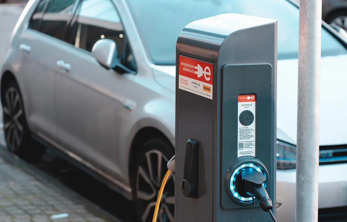 Китай исключил электромобили из списка стратегических отраслей в своем пятилетнем плане развития на 2026 2030 годы Это стало первым исключением за более чем десятилетие поскольку сектор сталкивается с проблемами переизбытка предложения   www ridus ru n 722851 ridusnews