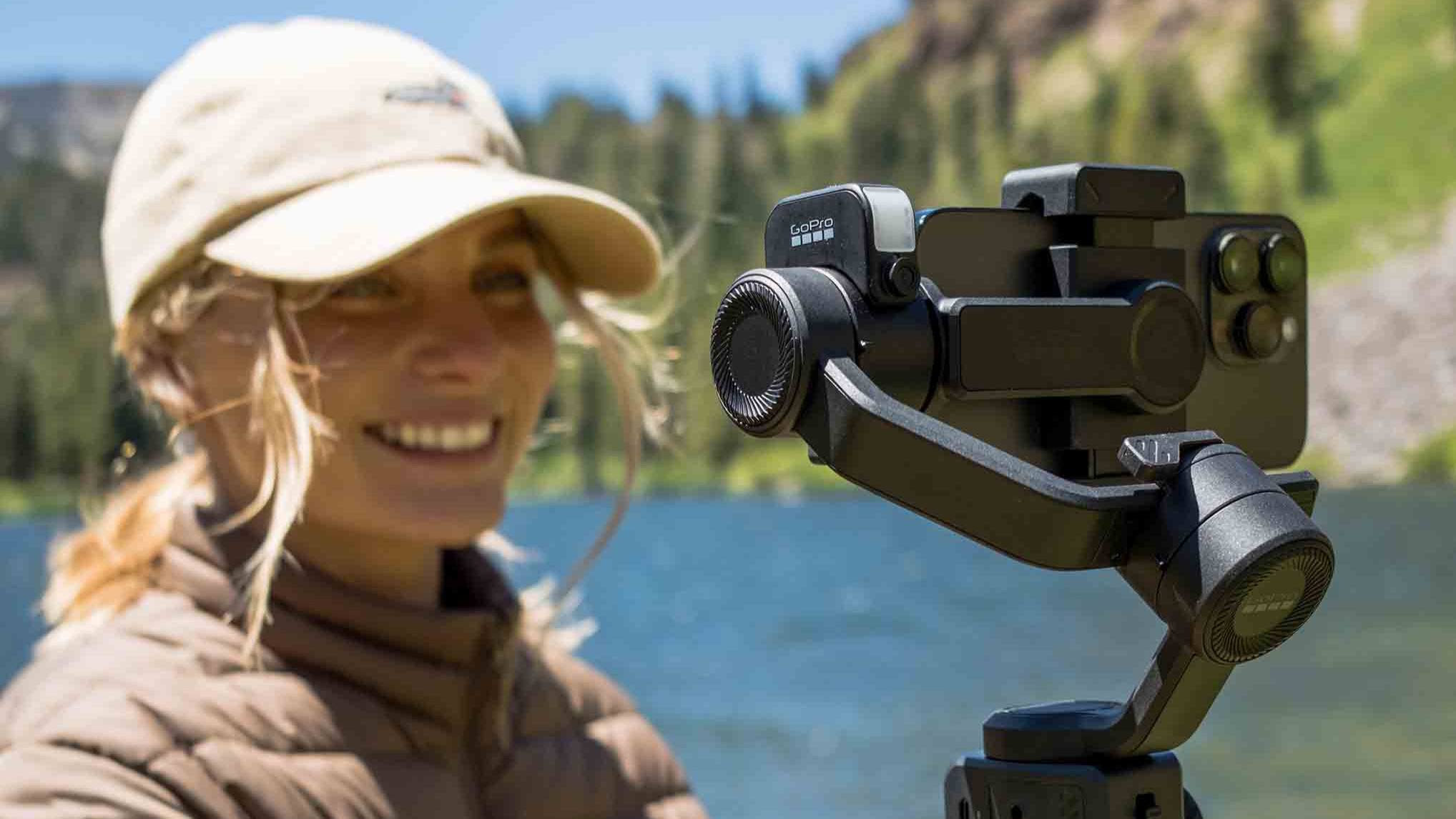 GoPro представила флагманскую 360 камеру Max 2 с 8К съёмкой и другие новинки Гвоздём анонса стала выпущенная спустя 6 лет после оригинальной модели камера Max 2 для 360 съёмки Камера получила батарею на 60 90 минут работы встроенный GPS водозащиту и поддержку беспроводных наушников в качестве микрофона Вторая новинка небольшая лайфстайл камера LIT HERO которая может фотографировать в 12 Мп и снимать видео в 4К При этом её габариты позволяют носить камеру на ключах Последним анонсом стал 3 осевой стабилизатор Fluid Pro AI который умеет фиксироваться на конкретных людей с помощью AI и работает 18 часов от батареи Больше характеристик и цены в новости rozetked me news 41699