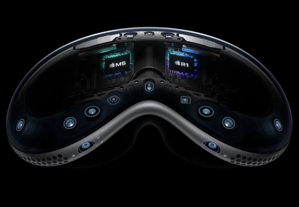 Шлем Vision Pro с чипом M5 сделан во Вьетнаме Apple продолжает перемещать производство своих устройств Этот шаг Apple сделала не просто так а из за роста экономического и торгового давления между США и Китаем Производство устройств предназначенных для США постепенно переводится во Вьетнам Индию Таиланд и Малайзию В компании подчёркивают что несмотря на перемещение части производства они продолжают инвестировать в Китай чтобы сохранить доступ к крупному рынку и цепочке поставок www iphones ru 1342125 новости iphonesru