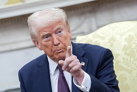 Торговая и иммиграционная политика администрации президента США Дональда Трампа может грозить американской экономике рецессией Такую оценку экспертов приводит газета The Washington Post WP Как пишет издание экономика США может оказаться в состоянии рецессии еще до наступления обещанного Трампом золотого века WP обращает внимание на уровень инфляции составивший в июле 2 7 в годовом исчислении а также показатели на рынке труда на фоне того что в августе число рабочих мест в США увеличилось всего на 22 тыс По словам бывшего советника экс президента США Барака Обамы Джейсона Фурмана которые приводит газета если не брать в расчет периоды рецессии это самые слабые показатели найма относительно размера экономики более чем за 60 лет