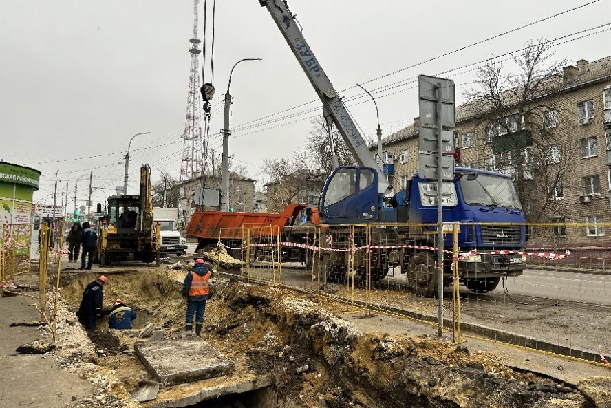 В Тамбове начались работы на участке распределительной теплосети на улице Мичуринской Стоимость работ составит более 60 млн рублей. Для проведения модернизации с 13 мая по 3 июля будет ограничена подача горячей воды по адресам: улица Мичуринская 62, 64, 66, 68, 70, 72, 74, 76, 78, 80, 82, 84, 86, 88, 113, 115, 117, улица Маяковского, 12,14, 14а. Специалисты заменят порядка 800 метров изношенных труб большого диаметра 500 мм и полностью завершат обновление распределительной сети, которое шло в течение нескольких лет. Взамен ветхих труб будут установлены новые, в износостойкой пенополиуретановой изоляции длительного срока эксплуатации. Замена последнего участка от улицы Пушкарской до Подгорной обеспечит надежное теплоснабжение жителей домов, расположенных вдоль Мичуринской, а это порядка 12,5 тысяч жителей и 9 социальных учреждений. филиал АО "РИР Энерго" - "Тамбовская генерация" ИА "Онлайн Тамбов.ру" Прислать новость