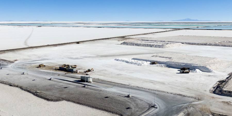 Новые власти Боливии фактически обвинили предыдущее правительство в непрозрачности контрактов с Китаем и РФ на добычу лития Президент Р Пас который вступает в должность в субботу пообещал вывести Боливию в ряд значимых экспортеров лития Салар де Уюни в Боливии самая большая в мире соляная равнина площадью около 10 500 км2 Технологии прямого извлечения лития Direct Lithium Extraction DLE это группа постоянно совершенствующихся технологий для извлечения литиевых солей из рассола и подготовки ее к производству продукции Технологии DLE лучше традиционных методов за счет предотвращения испарения рассола Перспективным решением DLE является использование ионообменных сорбентов Российская сорбционная технология позволяет извлекать около 90 лития У РФ есть и другое преимущество Технический опыт Uranium One по добыче урана в Сибири и в Арктике хорошо применим в Боливии где месторождения находятся на большой высоте и в труднодоступных районах YLB подписаться голосовать все новости технологии журнал