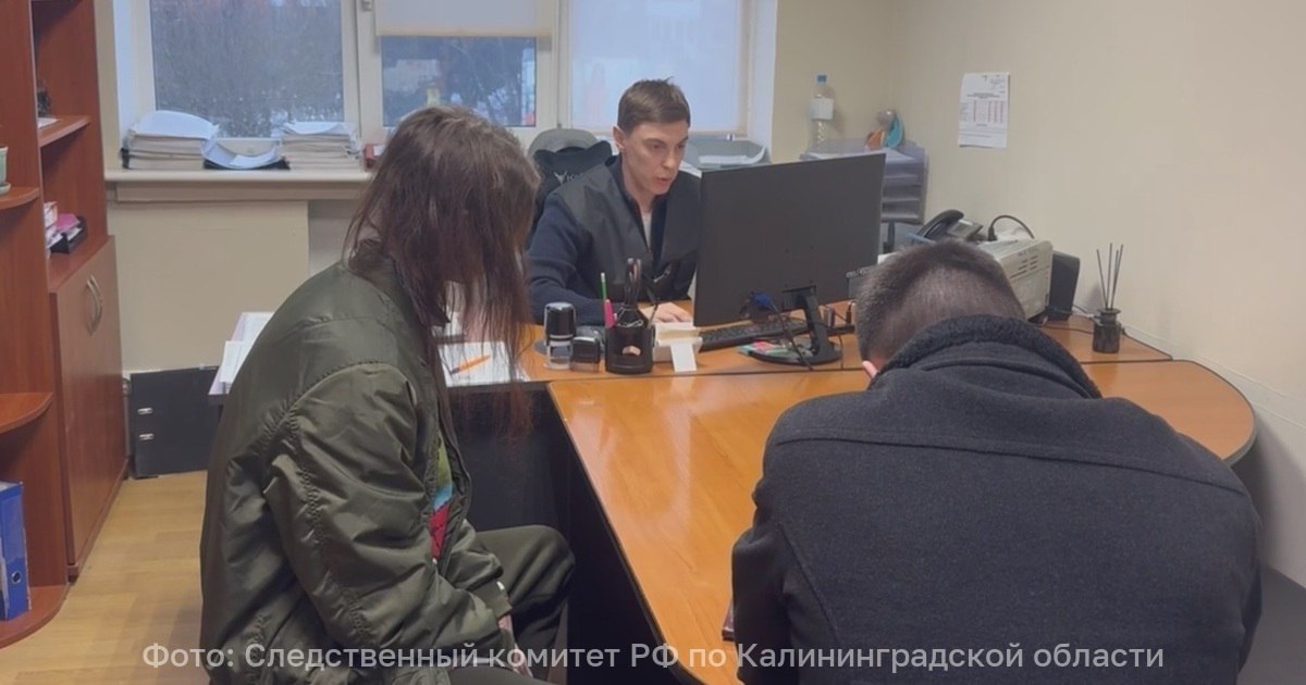 Бастрыкин взял на контроль дело калининградцев прикуривших от Вечного огня на мемориале 1 200 гвардейцам Глава СК РФ Александр Бастрыкин затребовал у руководителя регионального Следственного комитета Дмитрия Канонерова доклад об установленных в ходе первоначальных следственных действий обстоятельствах инцидента у мемориала 1 200 гвардейцам в Калининграде Об этом сообщили в СУ СК по Калининградской области 3 января двое калининградцев будучи в состоянии алкогольного опьянения осквернили Вечный огонь расположенный на территории Мемориального комплекса а также похитили расположенную у основания памятника корзину с цветами В отношении молодых людей возбуждено уголовное дело по а б ч 2 ст 243 4 УК РФ Осквернение воинских захоронений совершённое группой лиц По завершении расследования региональный Следком должен также сообщить в аппарат главы СК России о его результатах