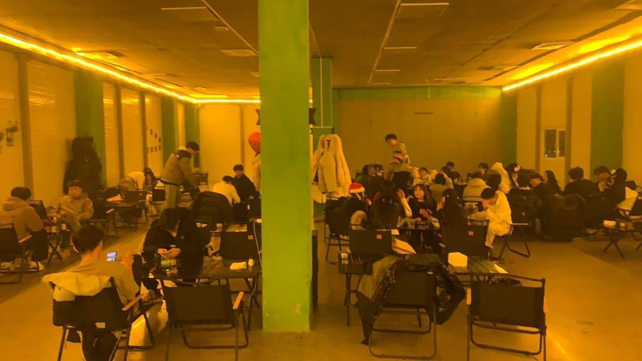 Подпольный китайский бар и казино обнаружили во Владивостоке Вот уже несколько месяцев на Кипарисовой, 4Д во Владивостоке процветает нелегальный бар, работающий исключительно по ночам для граждан КНР. Вот лишь несколько небольших зарисовок того, что происходит в этом подвале еженощно. Азартные игры на деньги, продажные жрицы любви, алкоголь и, возможно, вещества. Есть все основания полагать, что это только верхушка айсберга криминальной ночной жизни города, где теперь царствуют, по-видимому, и гости из соседней страны. Поражает то, что о существовании «Топ Бара», как его называют владельцы, давно знают все, начиная с соседей, которым этот притон мешает нормально жить - но пока никто ничего не предпринимает. Деятельность этого заведения нарушает сразу несколько российских законов - от нелегальной торговли алкоголем ч. 1 ст. 171.4 УК РФ и организации подпольного казино ч. 3 ст. 171.2 УК РФ до вовлечения во все эти радости жизни несовершеннолетних п. «б» ч. 3 ст. 151 УК РФ .