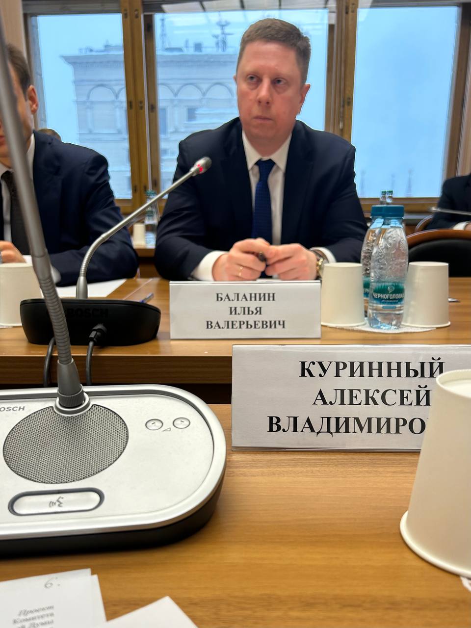 Сегодня на заседании Комитета Госдумы по охране здоровья председатель Федерального фонда ОМС Баланин И В озвучил информацию о средних заработных платах медицинских работников работающих в системе ОМС по итогам 2025 года врачи 147 тыс руб рост 12 1 по отношению к 2024 году средний медперсонал 71 2 тыс руб рост 12 7 младший медперсонал 60 4 тыс руб рост 12 7 На сколько в среднем ставок работают наши медики чтобы получать озвученные зарплаты председатель ФФОМС сразу ответить не смог но обещал представить информацию Цифры для большинства регионов фантастические Возможно вверх средние цифры тянут богатые регионы Но очевидно что все эти высокие средние цифры зарплат это следствие значительных переработок и перегрузок Значительно сократилась и просроченная кредиторская задолженность медицинских организаций работающих в системе ОМС На 1 01 2026 это 12 млрд руб по всей России Правда общая кредиторская задолженность за этот же период почему то подросла Разберусь с критериями определения просроченной части кредиторской задолженности