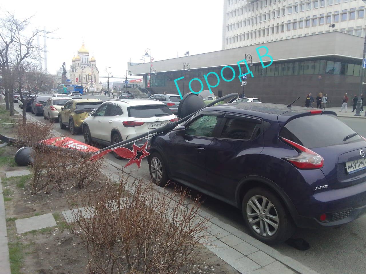 Придавило праздником: Столб рухнул на автомобиль в центре Владивостока прямо напротив Белого дома на Светланской. Упавшая опора освещения с праздничной атрибутикой разбила переднее стекло припаркованной у обочины машины. Вот такой Первомай у кого-то