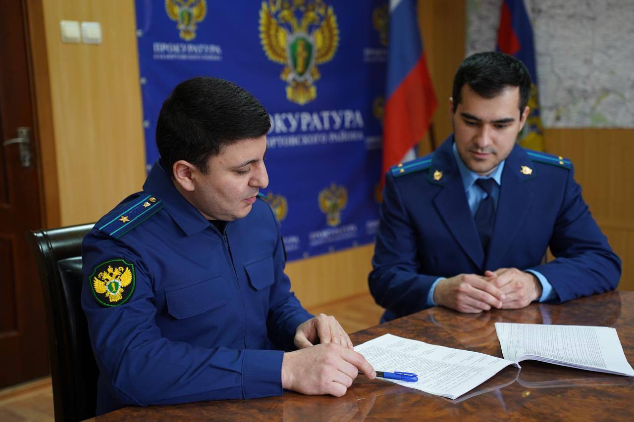 Благодаря вмешательству прокуратуры Бабаюртовского района погашена задолженность по исполненным государственным контрактам перед субъектом предпринимательства на общую сумму более 3,4 млн рублей Прокуратура Бабаюртовского района Республики Дагестан провела проверку своевременности оплаты заказчиками обязательств перед предпринимателями по исполненным государственным и муниципальным контрактам. Установлено, что государственное бюджетное учреждение Республики Дагестан «Бабаюртовская центральная районная больница» своевременно не выполнило обязательства перед обществом с ограниченной ответственностью по оплате по исполненным государственным контрактам. В результате образовалась задолженность на общую сумму свыше 3,4 млн рублей. В целях устранения выявленных нарушений закона прокуратурой руководителю медицинского учреждения внесено представление. По результатам рассмотрения акта прокурорского реагирования виновное должностное лицо привлечено к дисциплинарной ответственности. Задолженность перед субъектом предпринимательской деятельности полностью погашена