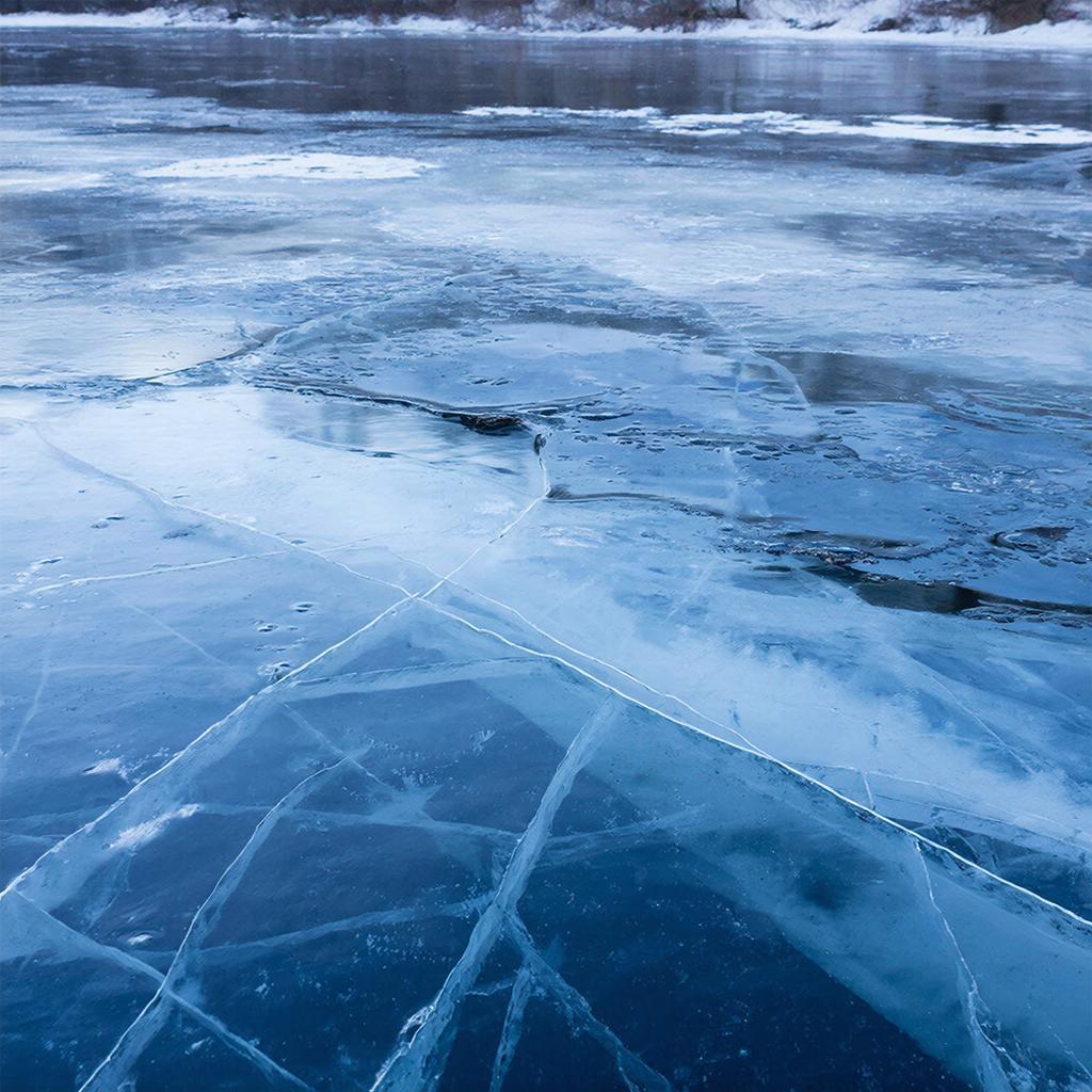 В Кировской области продлили дни запрета выхода на лед рек до 2 января 2026 года Из за теплой погоды в декабре лед не успел набрать безопасную толщину Для водоемов озера пруды карьеры срок запрета выхода на лед завершился 21 декабря 2025 Напоминаем нарушение Правил охраны жизни людей на водных объектах в том числе выход на лед в периоды запрета влечет административную ответственность в виде административного штрафа Для граждан он составляет от 3000 до 5000 рублей для должностных лиц от 20 до 50 тысяч рублей для юридических лиц от 100 до 250 тысяч рублей Подписывайтесь на канал Кировской области в MAX