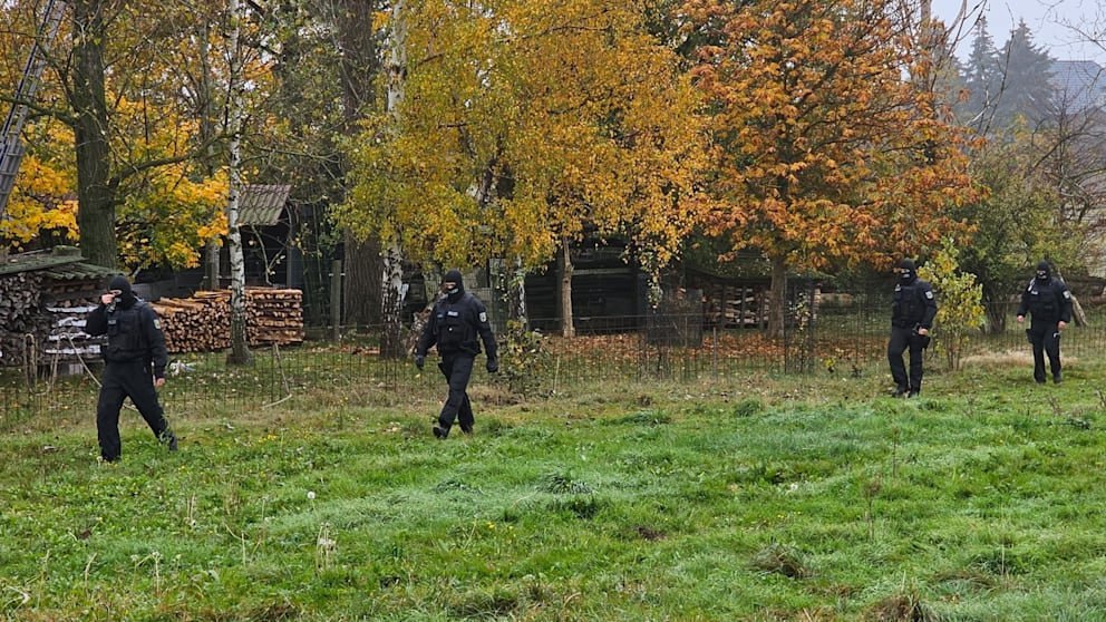 В Германии арестовали восемь участников организации «Саксонские сепаратисты»  BILD сообщает, что они планировали отделение Саксонии от остальной Германии.  «Саксонские сепаратисты» считают, что Германия находится на грани социального и государственного краха, который ожидается в некий «День Х». Члены группировки планировали захватить территории Саксонии и учредить там национал-социалистическое государство. BILD пишет, что «Саксонские сепаратисты» были готовы прибегнуть к этническим чисткам.  Члены группировки прошли военную подготовку с использованием оружия: они учились ведению боевых действий в городских условиях. Полицейские нашли у них камуфляжную одежду, боевые каски, бронежилеты и противогазы.  Федеральная прокуратура Германии выдала ордера на арест членов группировки в различных городах Германии и Польши. В операции участвуют около 500 немецких силовиков.