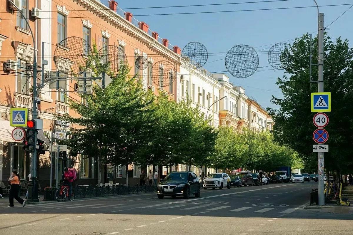 Около 1 5 млн туристов посетили Краснодар в 2025 году Пик посещаемости пришёлся на декабрь людей в Краснодар тянет не только летом но и в зимний период из за праздничной атмосферы театров ярких инсталляций парков и ресторанов В городе действует около 250 гостиниц и гостевых домов чтобы принять всех желающих остановиться в столице Кубани Кубанские Новости   Мы в MAX