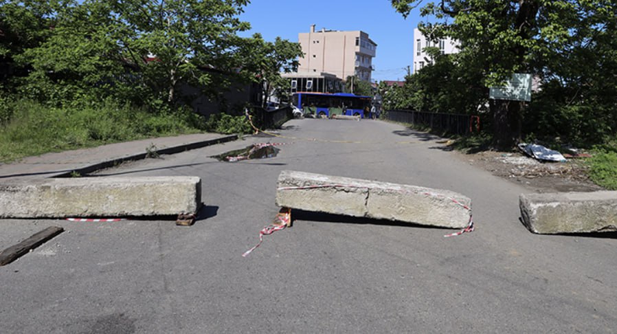 Поврежденный мост в Батуми: что происходит на участке Несколько дней назад городская мэрия сообщила, что мост, соединяющий улицы Маяковского и Свишевского повреждён. Движение транспорта на данном участке ограничено подробнее здесь . Что случилось с мостом? Правительство не дало комментариев касательно причин разрушения, но местные жители рассказали журналистам, что это может быть связано с регулярным передвижением по нему большегрузов, в том числе тех, что везут материалы для строительства искусственного острова. Когда начнутся восстановительные работы пока неизвестно. В мэрии предупреждают, что проезд останется закрытым как минимум на 3 месяца — до середины августа. Обзоры интересных локаций Грузии Подпишись