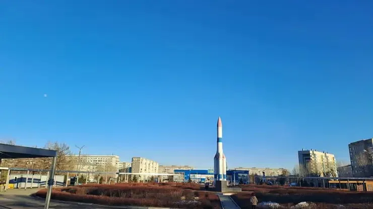 В Красноярске 12 апреля пройдет световое шоу дронов В День космонавтики Красноярск станет площадкой проведения масштабного светового шоу дронов В небо поднимутся более 2000 квадрокоптеров Красноярцам покажут объемные фигуры посвященные празднику Запуск начнется на территории острова Отдыха в 21 00 Увидеть шоу можно на участке Центральной набережной от Коммунального моста до Речного вокзала Там будет и звуковое сопровождение мероприятия Из за непогоды шоу могут отменить Фото sibnovosti ru   Подписаться на sibnovosti ru предложить новость