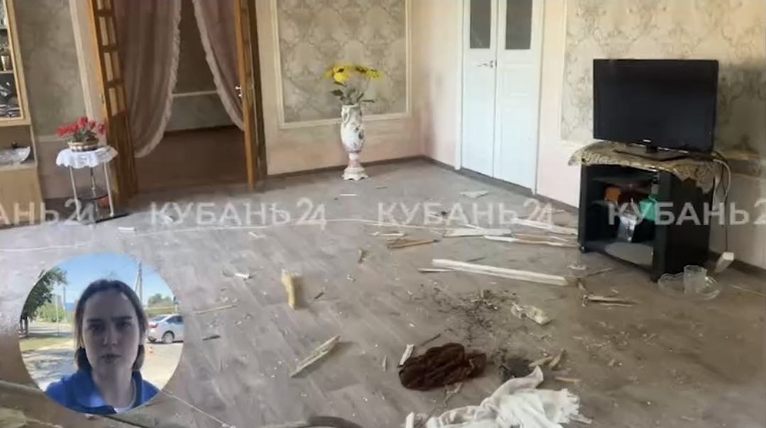 В Славянском районе был обнаружен неразорвавшийся беспилотный летательный аппарат  Для проведения работ по обезвреживанию и перемещению объекта сотрудники МЧС временно ограничили движение на улицах.    По информации главы района Романа Синяговского, все необходимые мероприятия завершены, транспортное сообщение восстановлено, а местные жители смогли вернуться в свои дома.    Он также сообщил, что для оценки последствий падения обломков БПЛА по пострадавшим адресам направили специалистов. Были зафиксированы повреждения крыш, хозяйственных построек и ограждений. Пострадавшим окажут необходимую помощь.    В одном из частных домов в результате происшествия оказались разбиты окна.   Югополис   Прислать фото или видео   ‍  Читайте нас на сайте ЮГОПОЛИС