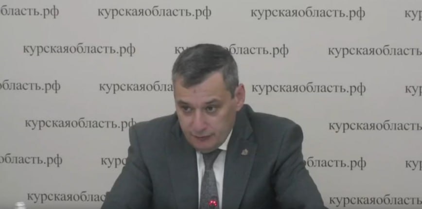 ‼ «Если бы тот частный предприниматель кормил детей так же, как в своем ресторане, вопросов бы это не вызывало»: Но вопросы есть. В Курске проверяют организацию питания в школах На прошлом заседании регионального правительства Уполномоченный по правам человека Владимир Фирсов поднял тему качества питания детей в школах. - Получили официальное обращение, отрабатываем сейчас проверку по 59-й школе. И вместе с врио замгубернатора Геннадием Бабаскиным проводили совещание по централизации питания в школах, дополнительно вам доложим. Также проверяет Роспотребнадзор, - сообщил и.о. главы Курска Сергей Котляров. - Давайте посмотрим опыт других регионов, насколько правильно, что частники занимаются обеспечением питания в школах. В ряде регионов это делает государство, - поручил врио губернатора Александр Хинштейн. На этой неделе запланирован выезд курской делегации в Белгород. Там как раз централизованная система питания для детей и позитивные отзывы. Их опыт возьмут на вооружение, рассказала врио зампредседателя правительства Оксана Крутько. Сейм Курская область
