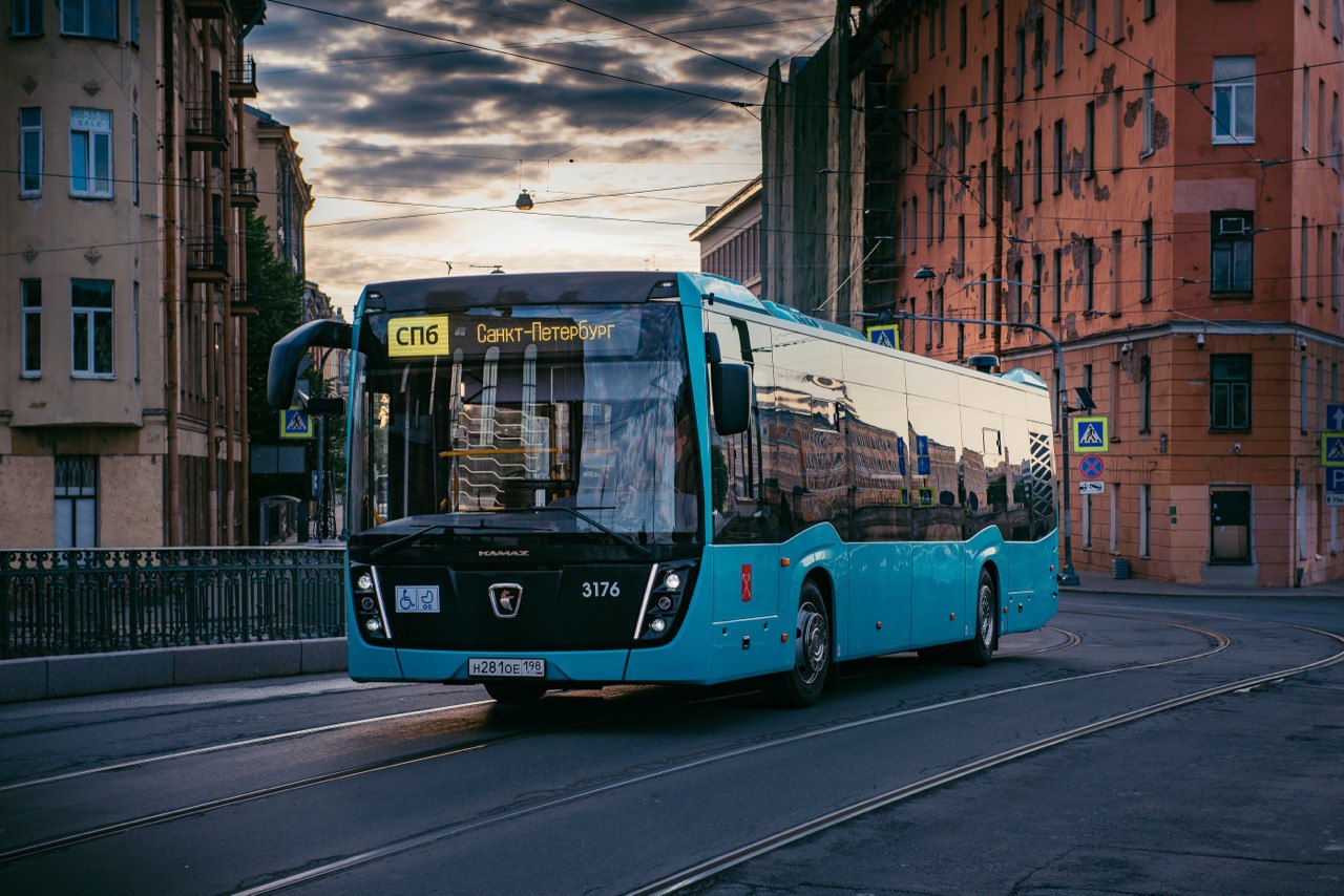 До конца года в Петербург поступят более 290 современных автобусов 293 единицы подвижного состава на условиях лизинга от АО "Государственная транспортная лизинговая компания" получит подведомственный Комитету по транспорту ГУП "Пассажиравтотранс": 53 автобуса Volgabus 5270; 125 автобусов ЛиАЗ 5292; 115 автобусов НЕФАЗ 5299. Стоимость закупки - 5,7 млрд рублей. Все автобусы: большого класса вместимостью не менее 97 пассажиров; дизельные; низкопольные; доступны для маломобильных граждан; оборудованы современными бортовыми системами для комфорта и безопасности поездок.