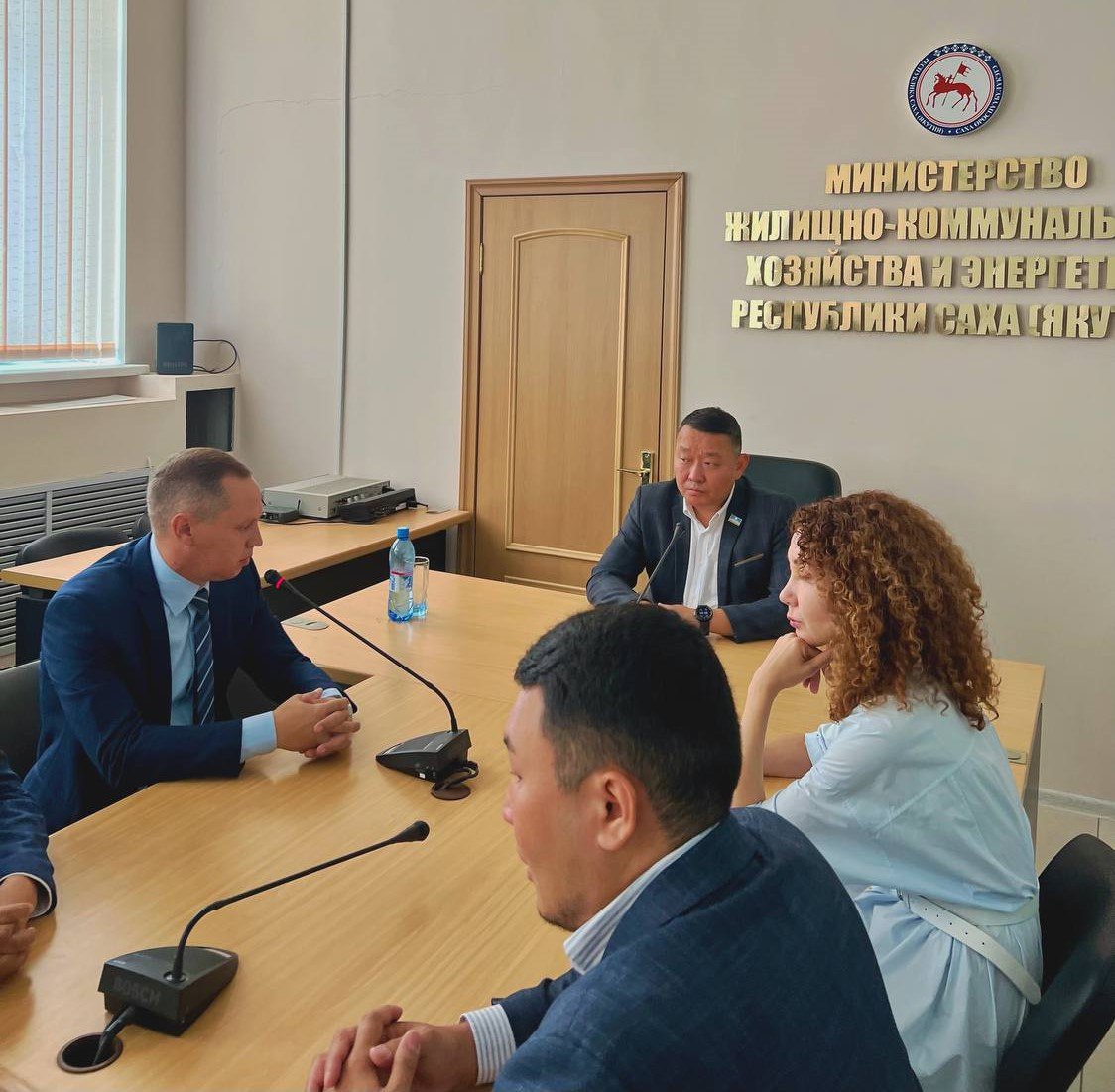 Шесть районов Якутии оказались на грани остановки котельных из за долгов за уголь Запасы угля на котельных практически иссякли в шести центральных районах Якутии Усть Алданском Чурапчинском Таттинском Мегино Кангаласском Амгинском и Горном Об этом на брифинге заявил министр ЖКХ и энергетики республики Вячеслав Емельянов Министерство ЖКХ Якутии перешло на ежедневный мониторинг завоза топлива поставки идут с колёс Парадокс угледобывающего региона заключается в том что топлива в Якутии нет и денег нет тоже Местные котельные предприятия включая ключевое ГУП ЖКХ РС Я не могут его закупать из за отсутствия ликвидности Власти республики Якутия пытаются решать проблему ожиданием субсидий из федерального центра По официальным данным дефицит бюджета Якутии по итогам первого полугодия 2025 года достиг 24 4 млрд рублей а госдолг вырос до 69 8 млрд Сокращение субсидий коммунальному комплексу из за нехватки средств власти называют одной из главных причин сбоев В посёлке Витим Ленского района глава поселения Эва Бадер заявила в интервью что из за долга Агентства субсидий РС Я перед подрядчиком в 80 млн рублей топлива на котельных хватит только до конца года И более 3 тысяч человек останутся без тепла в январе Якутия