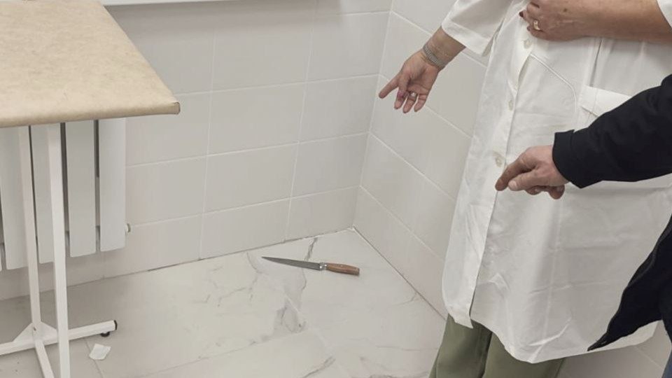 Обвиняемый в попытке убийства бывшей жены северянин заключен под стражу на 2 месяца 6 ноября 2025 года 65 летений житель поселка Белое Море в состоянии опьянения пришел в Нивскую амбулаторию где работала его экс супруга и начал ей угрожать расправой Затем мужчина попытался ударить 65 летнюю северянку ножом но та вырвалась и позвала на помощь Напавшего остановили очевидцы сообщили в прокуратуре Мурманской области Расследование уголовного дела продолжается Фото СУ СКР по Мурманской области Все самые важные новости Telegram MAX