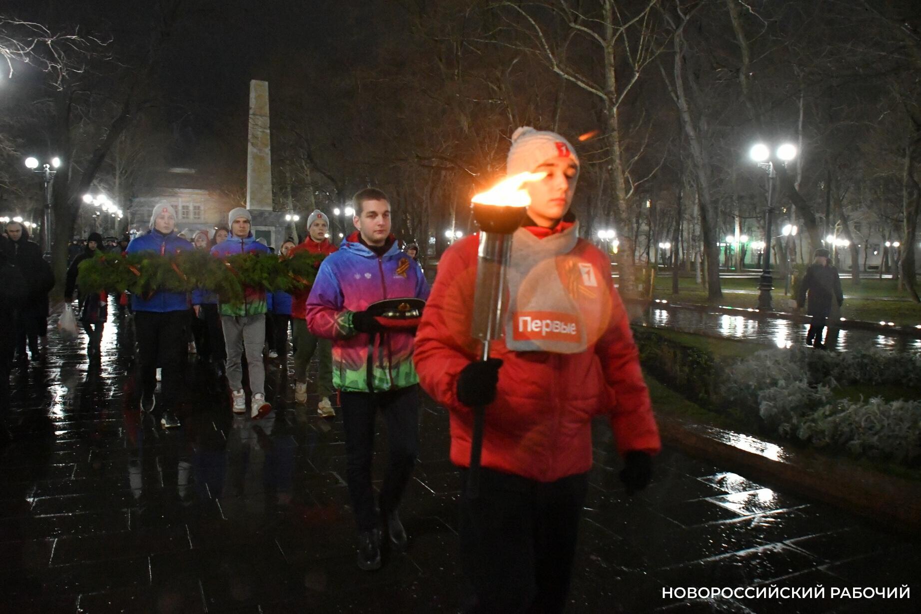 В Новороссийске на «Бескозырку» перекроют дороги. Общественный транспорт ходить будет  В Новороссийске 3 и 4 февраля перекроют несколько участков центральных улиц для движения всех видов  транспорта, кроме общественного.   Опубликовано соответствующее Постановление главы города.  Начальнику УМВД рекомендовано не допускать стоянку и парковку машин на этих участках.  С 21 часа 3 февраля до 2 часов ночи 4 февраля будут перекрыты:  Проспект Ленина  от ул. Исаева до Молодежной ;  Улица Черняховского  от ул. Дзержинского до проспекта Ленина ;  Улица Героев Десантников и улица Пионерская  на участке от проезда к СОШ 10 до проспекта Ленина .