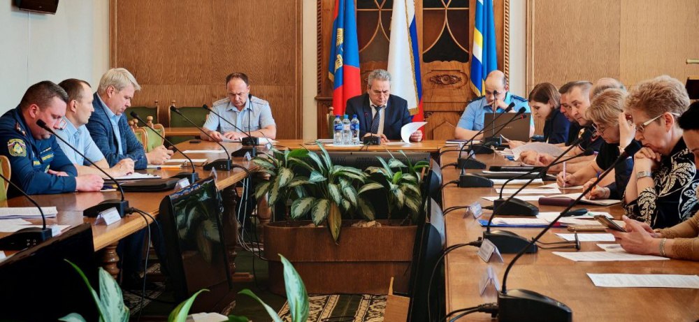 Меры безопасности во время празднования Дня России обсудили сегодня на антитеррористической комиссии. Представители правоохранительных органов и других силовых структур отчитались, что 12 июня обеспечивать правопорядок в городе будут более 60 сотрудников полиции. Также создана резервная группа. Маршруты патрулей скорректированы с учетом мест проведения массовых мероприятий.   ‍ ‍ Главным событием в День России станет легкоатлетических забег «Здорово, Кострома!». Наш город примет рекордное количество спортсменов – более 3000 человек из самых разных городов. Еще больше придет посмотреть на спортивный праздник, поболеть за своих. Наша общая задача – обеспечить их безопасность.    Поручил ответственным лицам организовать строжайший пропускной контроль, обследовать все маршруты, по которым побегут спортсмены. Обратить особое внимание на брошенные транспортные средства и любые другие подозрительные предметы. Управляющим компаниям поставлена задача обследовать чердаки и подвалы жилых домов на наличие подозрительных предметов и закрыть к ним доступ для посторонних лиц. Также должен быть усилен контроль на въездах в город, в том числе за большегрузным транспортом.   Призываю костромичей быть бдительными при посещении праздничных мероприятий. В целях общей безопасности о любых подозрительных предметах или личностях оперативно информировать дежурные службы города по номеру 112