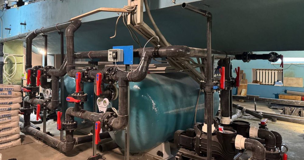 Ремонт бассейна завершили во Дворце детского творчества Анадыря Основной этап работ стартовал в октябре и продлился до конца 2025 года Преимущественно усилия были направлены на модернизацию систем водоподготовки и водоотведения Раньше в бассейне стояли металлические трубы которые из за жёсткости воды прохудились и уже не подлежали ремонту Теперь у нас всё пластиковое Поэтому можно быть уверенным что даже с жёсткой водой и высокой концентрацией химических веществ никаких протечек не будет Бассейн откроется 16 января График работы останется прежним с 9 утра до 11 вечера сообщила директор ДДТ Татьяна Максименко   ПОДРОБНОСТИ ЗДЕСЬ администрация ГО Анадырь инфраструктура Информагентство Чукотка ПОДПИСАТЬСЯ  ПОДДЕРЖАТЬ ГОЛОСОМ