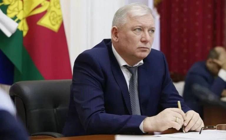 Генпрокурор Александр Гуцан внес в Госдуму представление о лишении неприкосновенности депутата Анатолия Вороновского от фракции Единая Россия Согласно регламенту Госдумы документы переданы в комиссию по вопросам контроля за достоверностью сведений о доходах об имуществе и обязательствах имущественного характера представляемых депутатами Вороновский член Комитета нижней палаты парламента по транспорту и развитию транспортной инфраструктуры Прежде был заместителем губернатора Краснодарского края откуда и взялись к нему вопросы В 2015 году занял должность первого заместителя руководителя департамента транспорта Краснодарского края затем возглавил департамент Спустя год Вороновского назначили министром транспорта и дорожного хозяйства Краснодарского края В 2017 2020 работал заместителем главы региона в 2020 году советником губернатора