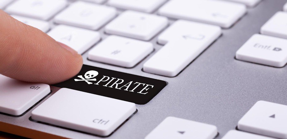 Windows больше нельзя активировать самым популярным пиратским методом Корпорация Microsoft в ноябрьском обновлении безопасности устранила уязвимость которую массово использовали для нелегальной активации Windows 10 и 11 Речь идет о методе KMS38 позволявшем активировать операционную систему без интернета на период до 2038 года Технология использовала системный файл GatherOSstate exe который отвечает за проверку соответствия системы требованиям для обновления Скрипты MASSGRAVE модифицировали его работу обманывая систему активации KMS Key Management Service Вместо стандартного 180 дневного периода активации система получала статус активированной до 19 января 2038 года Процесс блокировки KMS38 занял у Microsoft почти два года в январе 2024 года файл gatherosstate exe удалили с установочных носителей а в октябре 2025 года отключили функциональность GatherOSstate Ноябрьское обновление KB5068861 окончательно заблокировало возможность использования KMS38 iguides