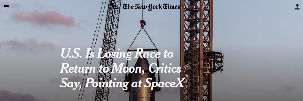 The New York Times США может проиграть Китаю в лунной гонке из за проблем в SpaceX Такие опасения высказывают американские чиновники и сотрудники NASA Изначально лунная миссия NASA под названием Артемида 3 была запланирована на 2027 год Предполагается что группа астронавтов высадится на Луну впервые за 50 лет в последний раз это была миссия Апполон 17 в 1972 году Разработкой посадочного модуля который должен доставить астронавтов на поверхность Луны занимается компания Илона Маска SpaceX Этот модуль версия разрабатываемой компанией сверхтяжелой ракеты носителя Starship Однако сами представители NASA сомневаются что модуль будет готов вовремя и вообще окажется пригодным для использования в ходе миссии Во первых разработка очень сложна в исполнении Например модулю требуется возможность дозаправки прямо в космосе Раньше такого никто даже не пробовал Первые тесты этой технологии были запланированы на начало текущего года а теперь отложены как минимум до 2026 Кроме того три из четырех последних испытаний ракеты Starship взятой за основу разработки провалились Другие составляющие проекта Артемида также сопряжены с трудностями Разработка космического корабля Орион им занимается компания Локхид Мартин и системы запуска SLS ее производит Боинг также задерживается и уже значительно вышла за рамки бюджета Посадочный модуль Starship при этом эксперты все равно считают самой рискованной технологией из всех задействованных в миссии В недавней колонке для журнала SpaceNews трое бывших членов руководства NASA высказали свои опасения по поводу готовящейся Лунной миссии По их мнению проекту критически не хватает механизмов общественного контроля и независимых экспертов Если нам нужен план Б его необходимо начать составлять прямо сейчас считают они На сегодняшний день запуск Артемиды 3 уже отложен на 2028 год и скорее всего сдвинется еще дальше В свою очередь Китайское национальное космическое управление планирует осуществить пилотируемую посадку человека на Луну в 2030 году Подписывайтесь на BFM