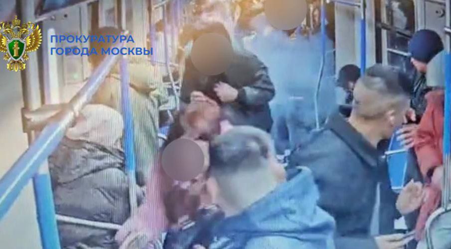 Мужик взорвал страйкбольную гранату в вагоне поезда на станции метро Юго Западная По словам очевидцев осколками ранило ребенка Психа задержали изначально у него было две гранаты UPD прокуратура уточняет что за медпомощью никто не обращался Подписывайся на М125 Прислать новость