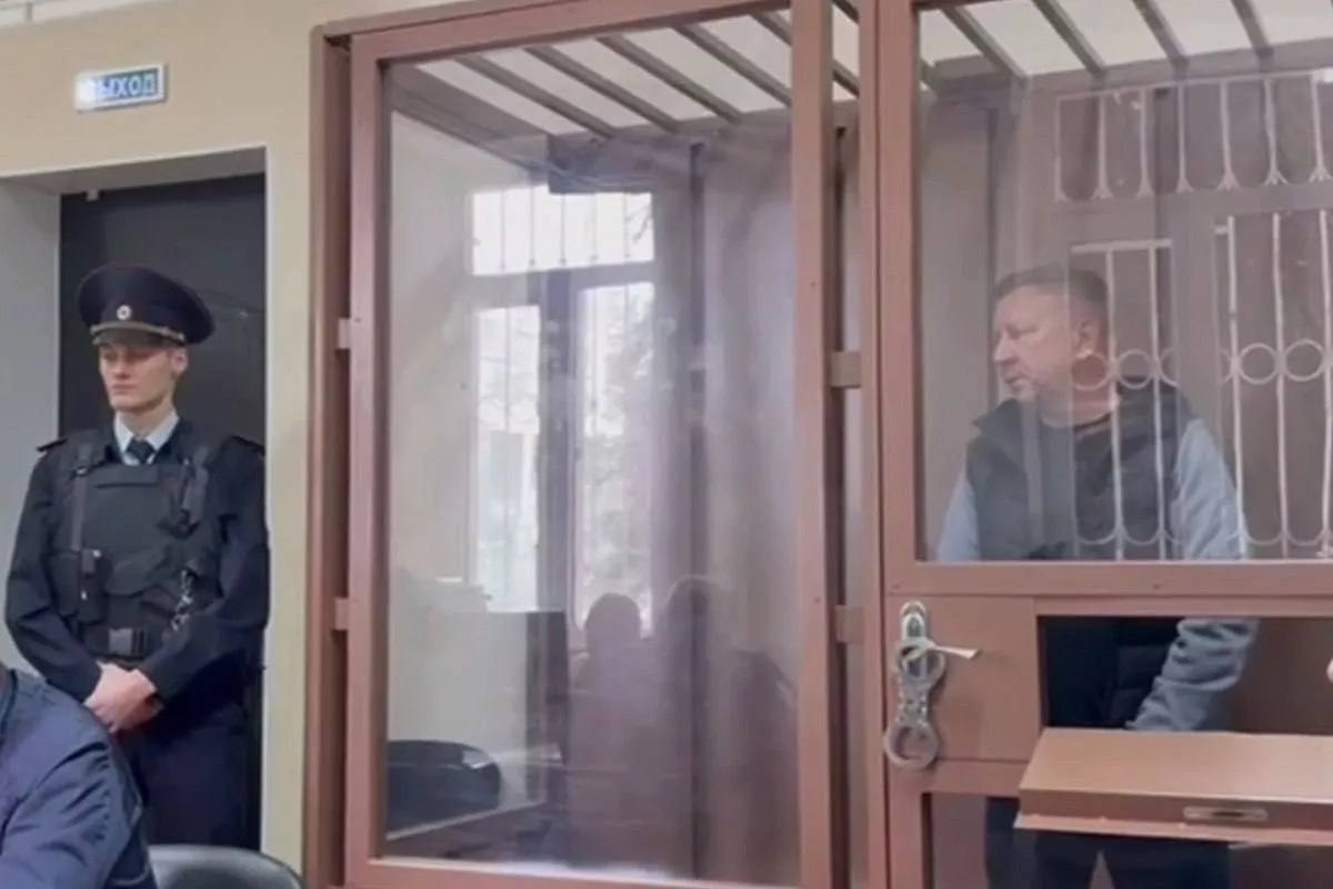 Арестованы активы бывшего главы Крымского района Кубани Сергея Леся На имущество бывшего чиновника и других фигурантов дела наложен арест В общей сложности судом выдано 32 исполнительных листа Напомним Сергей Лесь был задержан 11 октября Ему предъявлено обвинение по статье о злоупотреблении должностными полномочиями По данным следствия в начале 2024 года занимая должность главы Крымского района Лесь поручил подчиненным продать несколько земельных участков по заниженной цене и без торгов Кубанские Новости   Мы в MAX